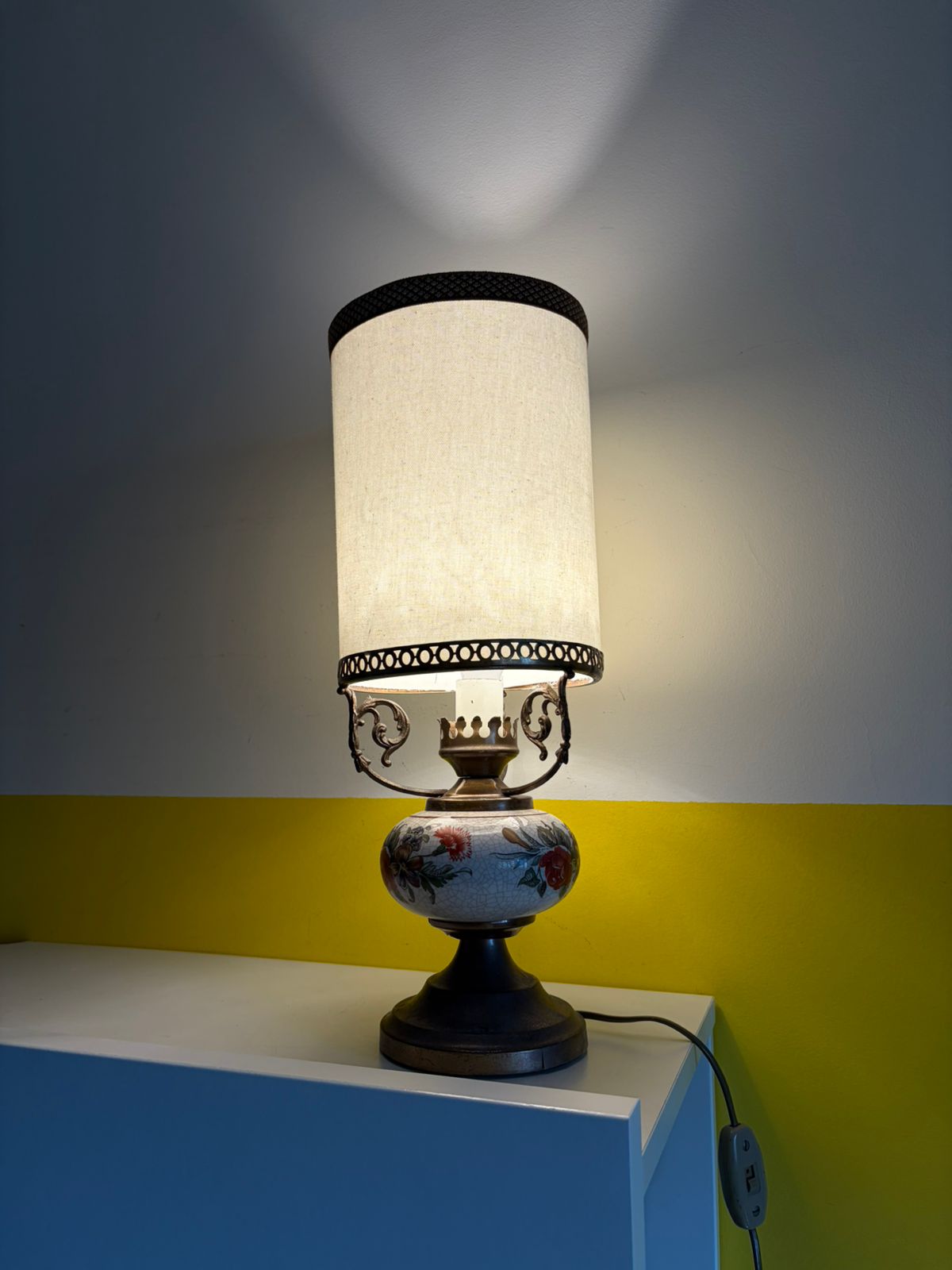 LAMPE DE TABLE CÉRAMIQUE FLORALE ET MÉTAL VINTAGE