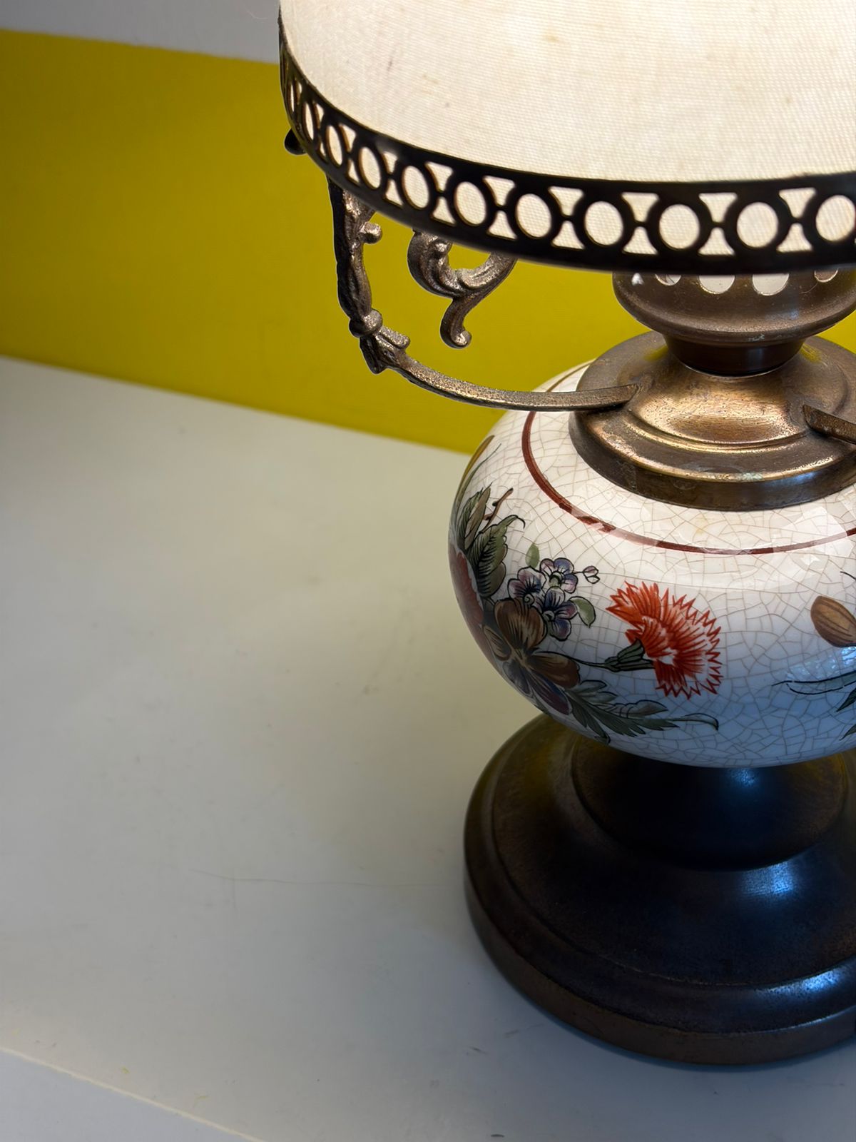 LAMPE DE TABLE CÉRAMIQUE FLORALE ET MÉTAL VINTAGE