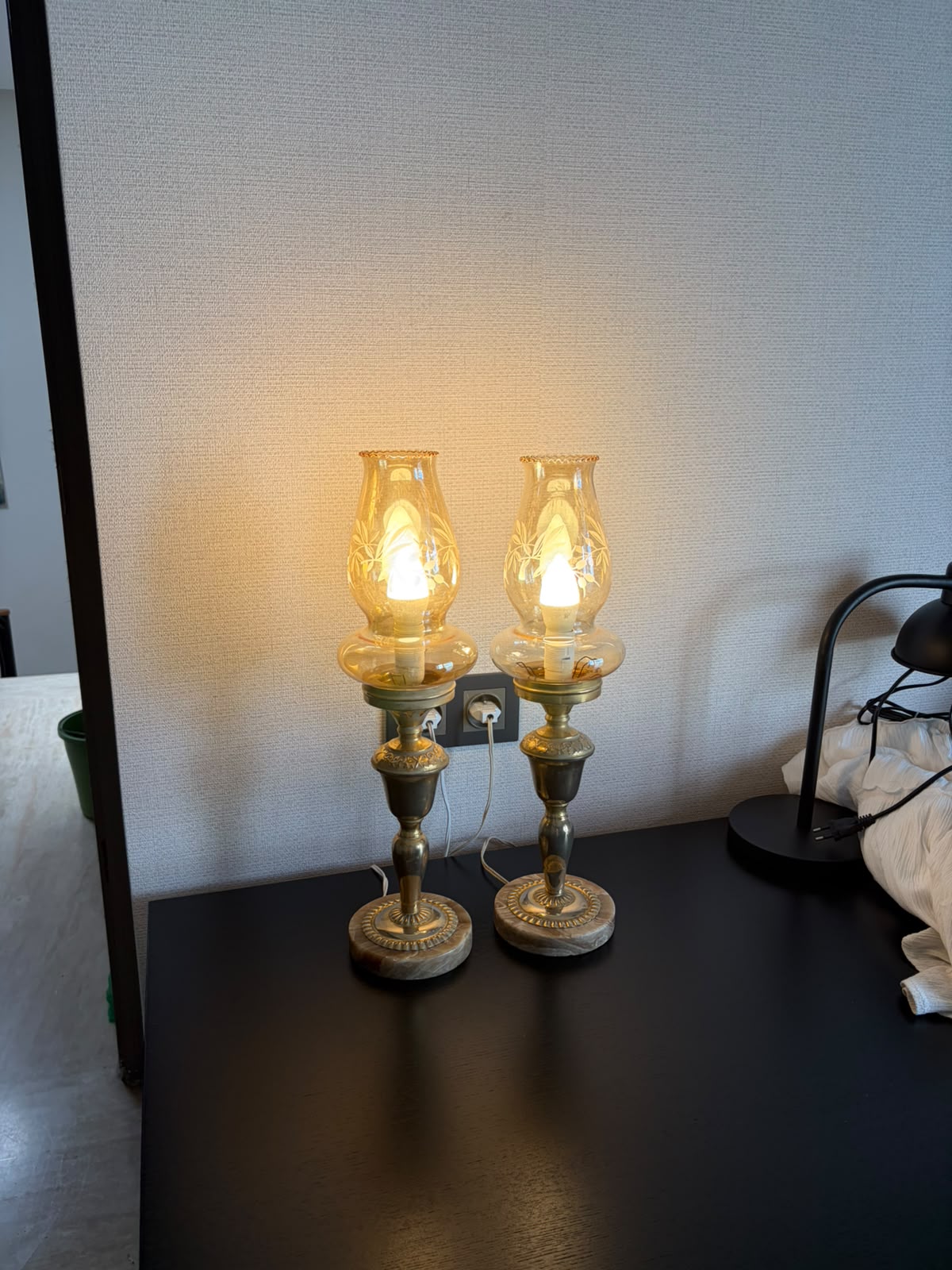PAIRE DE LAMPES VINTAGE "Lueur Dorée"