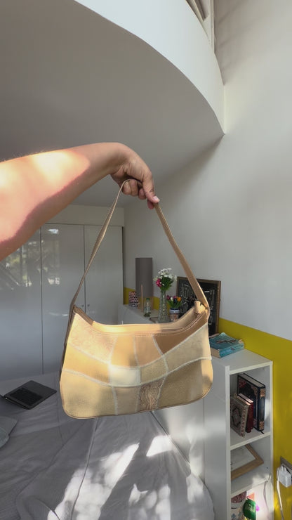 SAC BAGUETTE PATCHWORK CUIR BEIGE DORÉ MOTIFS REPOUSSÉS