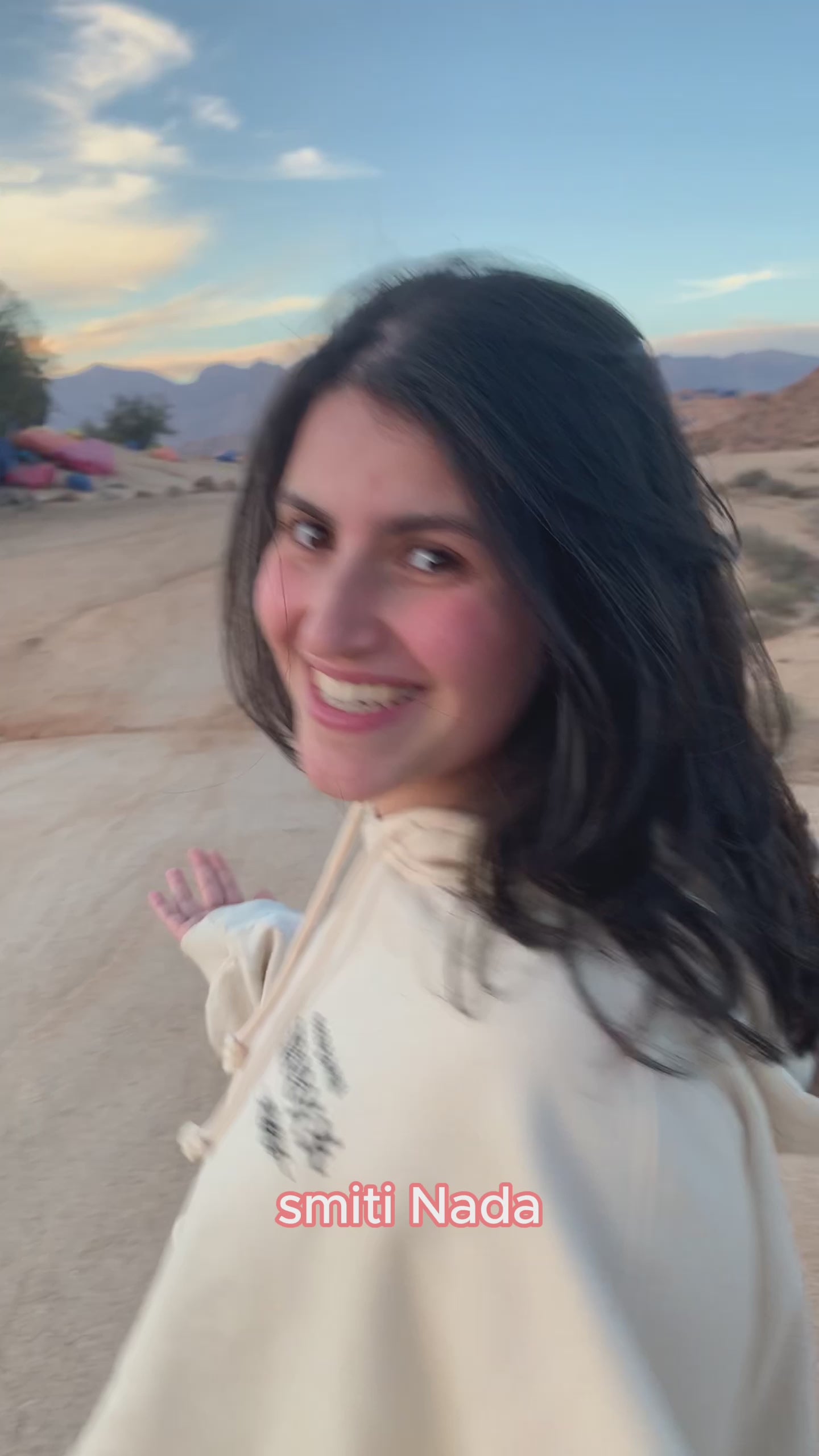 Charger la vidéo : Vidéo explicative de mon histoire, on me voit dans différents contextes: études, travail à l&#39;étranger, création de mon projet de déco, mode et bijoux vintage. J&#39;annonce la création du site lafriperit.com.